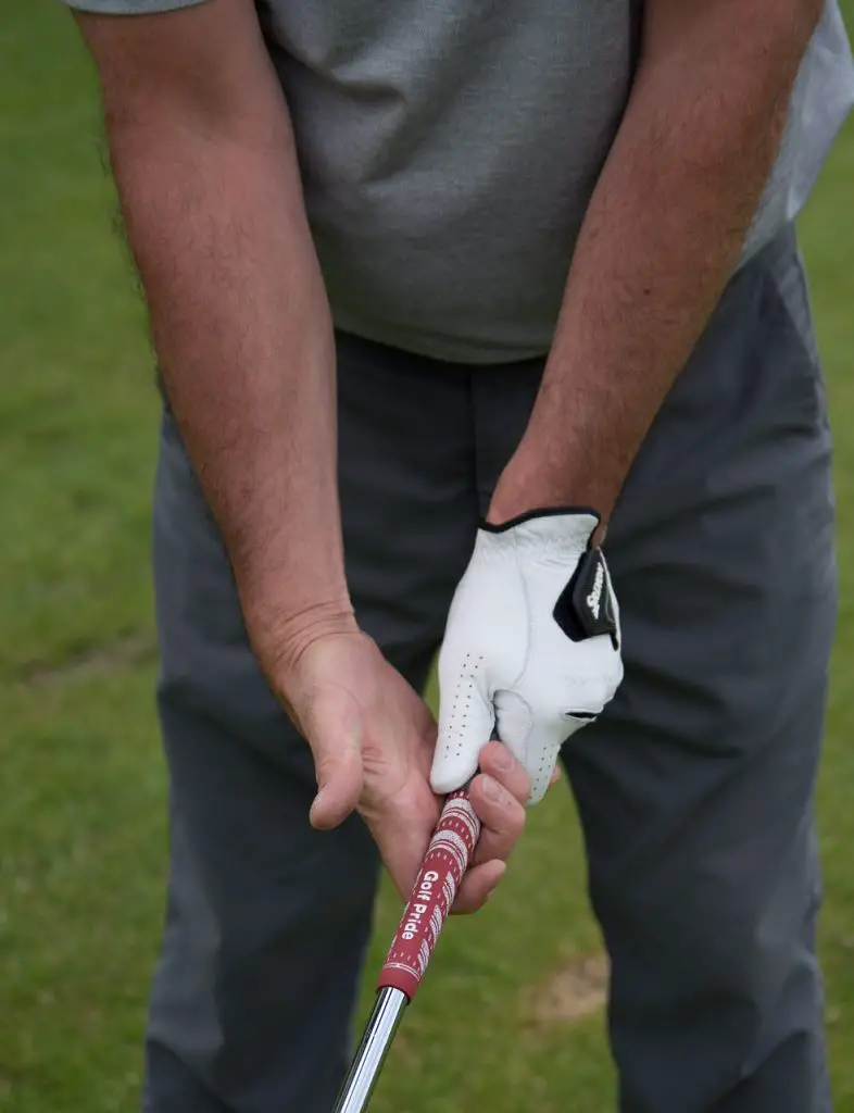Correct way to hold a golf club